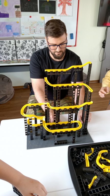 foto KOSTKY MEZI OBRAZY I. ...Hudba 4624