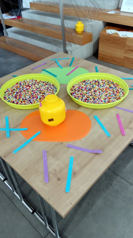 foto KOSTKY MEZI OBRAZY I. ...Hudba 4639