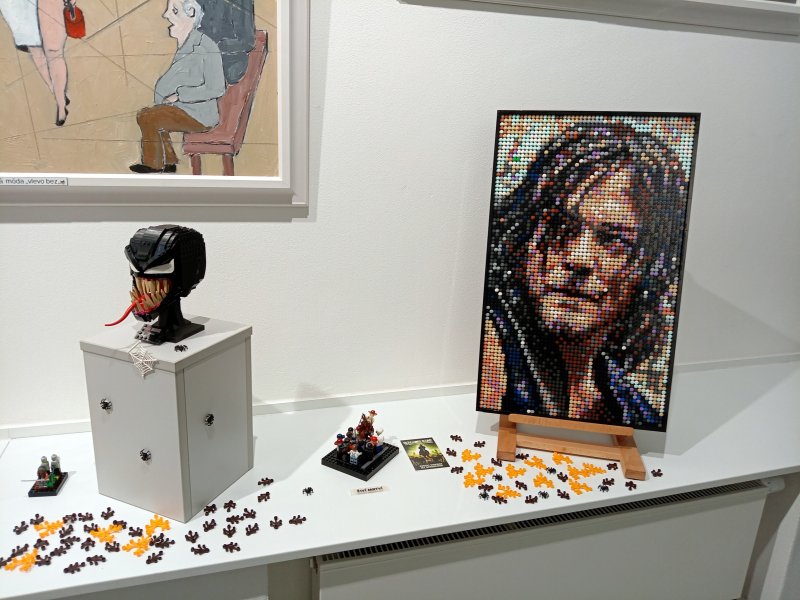 foto KOSTKY MEZI OBRAZY II. ...Halloween 5074