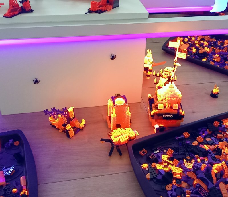 foto KOSTKY MEZI OBRAZY II. ...Halloween 5077