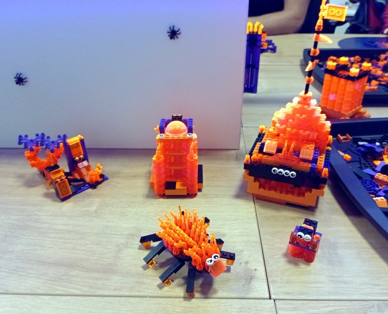 foto KOSTKY MEZI OBRAZY II. ...Halloween 5078