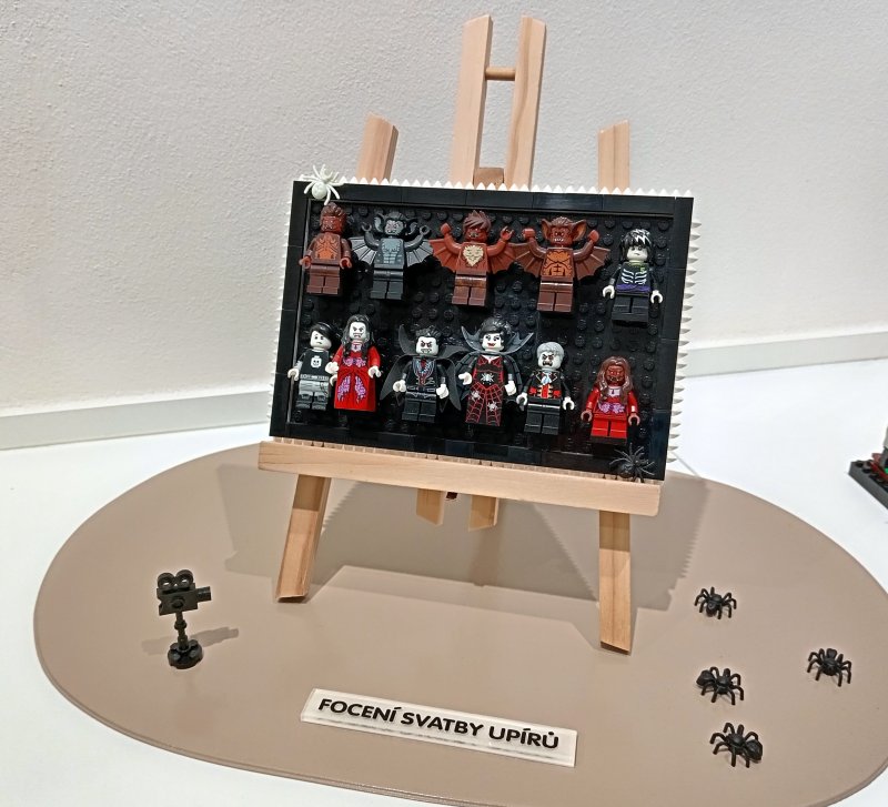 foto KOSTKY MEZI OBRAZY II. ...Halloween 5084