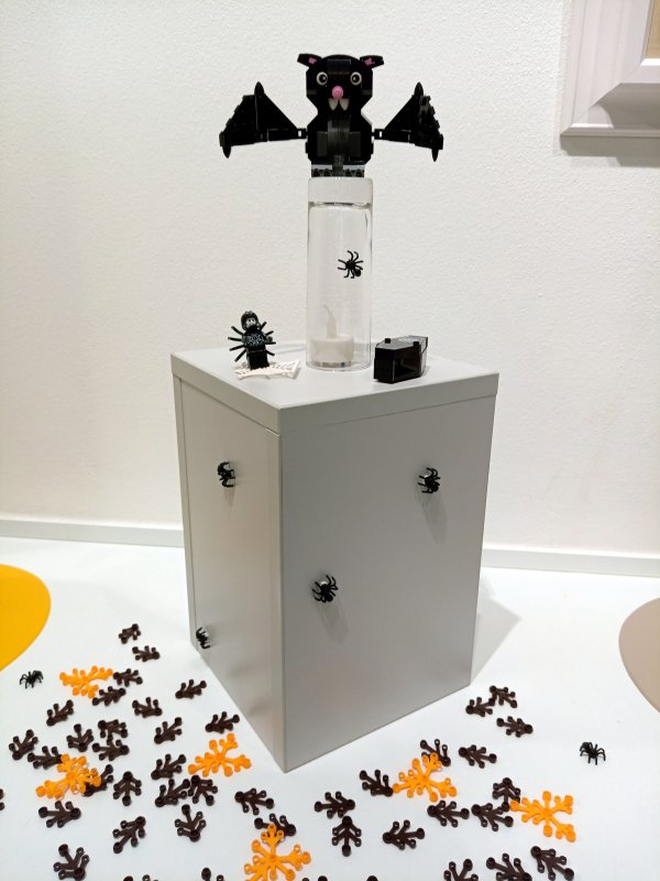 foto KOSTKY MEZI OBRAZY II. ...Halloween 5085