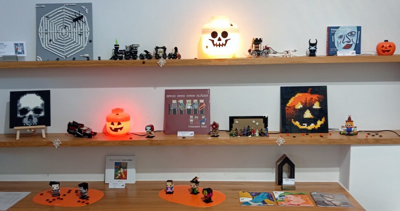 foto KOSTKY MEZI OBRAZY II. ...Halloween 5090