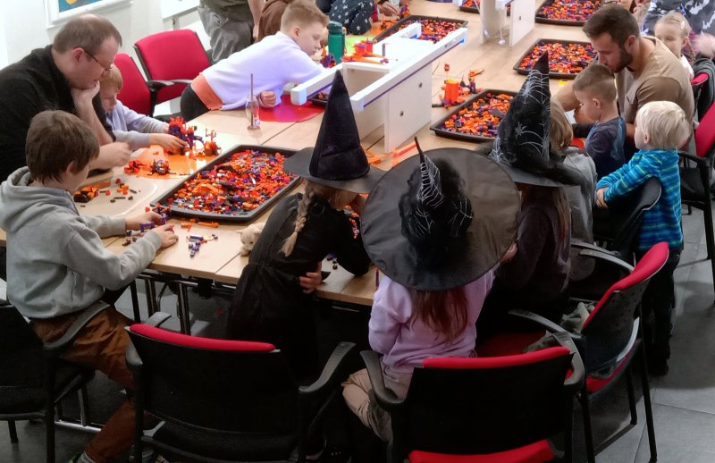 foto KOSTKY MEZI OBRAZY II. ...Halloween 5104