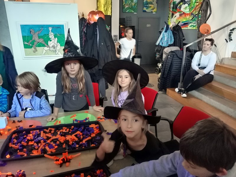 foto KOSTKY MEZI OBRAZY II. ...Halloween 5105