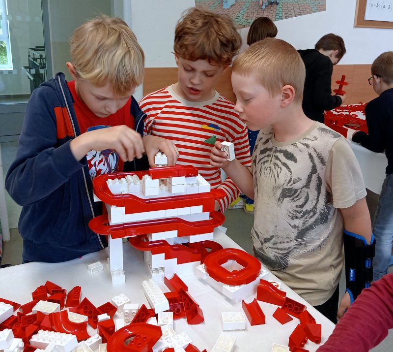 foto ČERVENOBÍLÁ TVORBA 13337